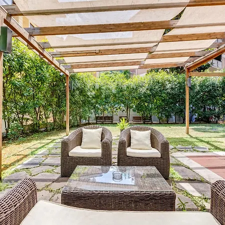 Monolocale Con Posto Auto E Grande Giardino Rom